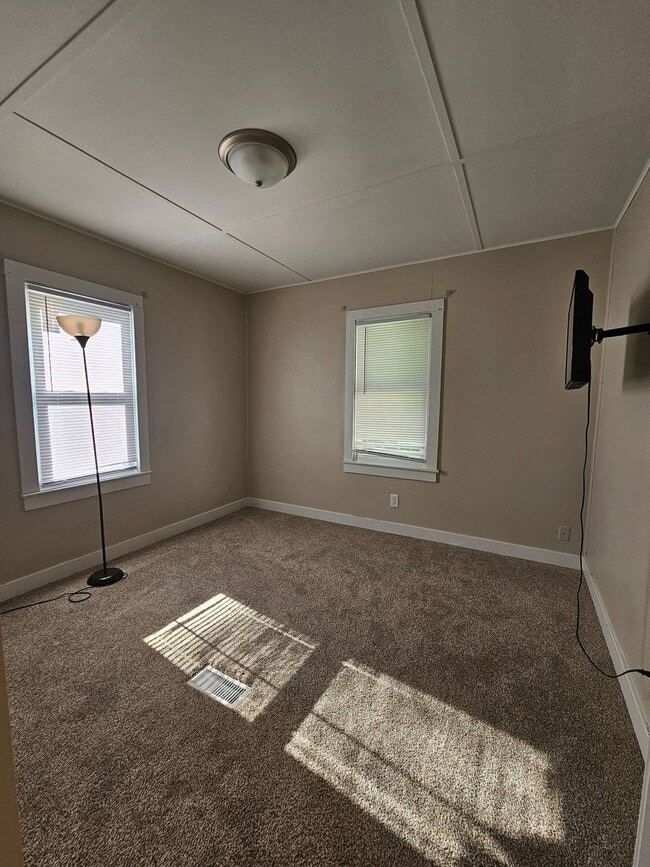 Building Photo - 2 bed 1 bath with Garage