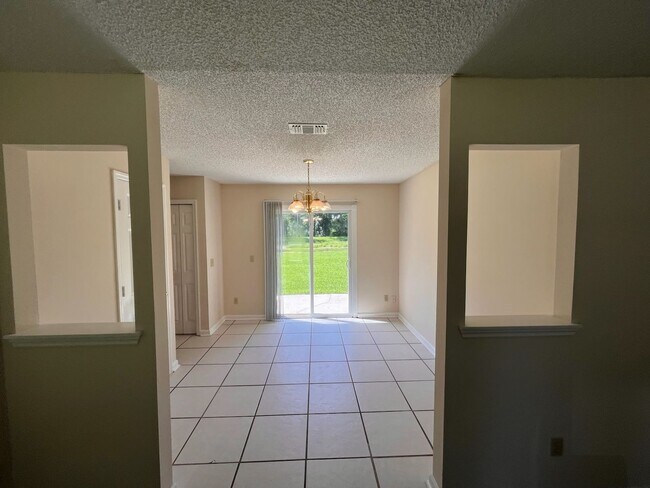 Building Photo - 3 Bedroom 2 Bath house with Garage Near Fl...