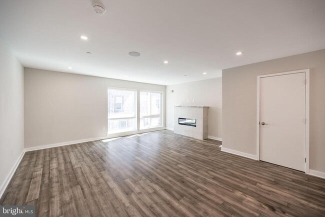 Building Photo - 1442 Hope St