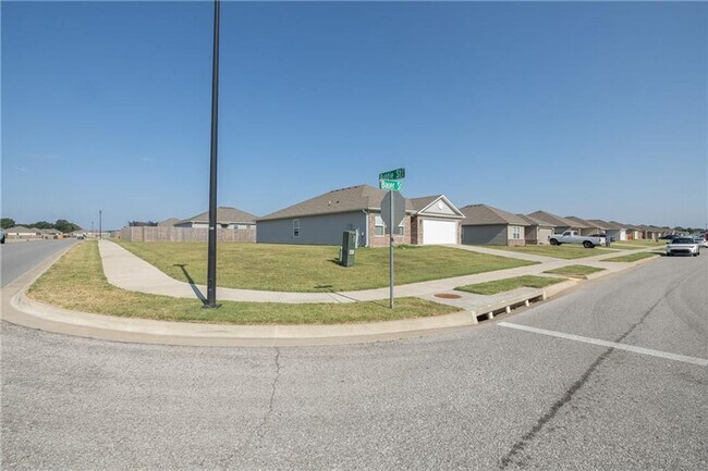Building Photo - 2701 Bauer St