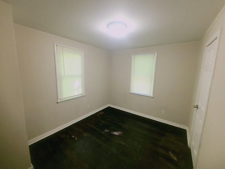 Building Photo - Room in House on Celia Ave