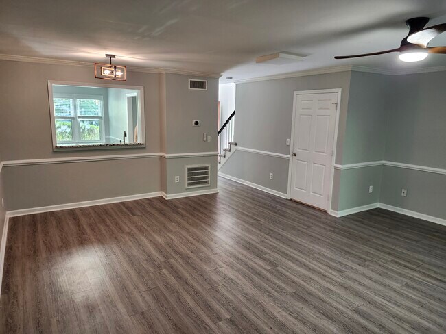 Building Photo - 203 Oak Hollow Ct