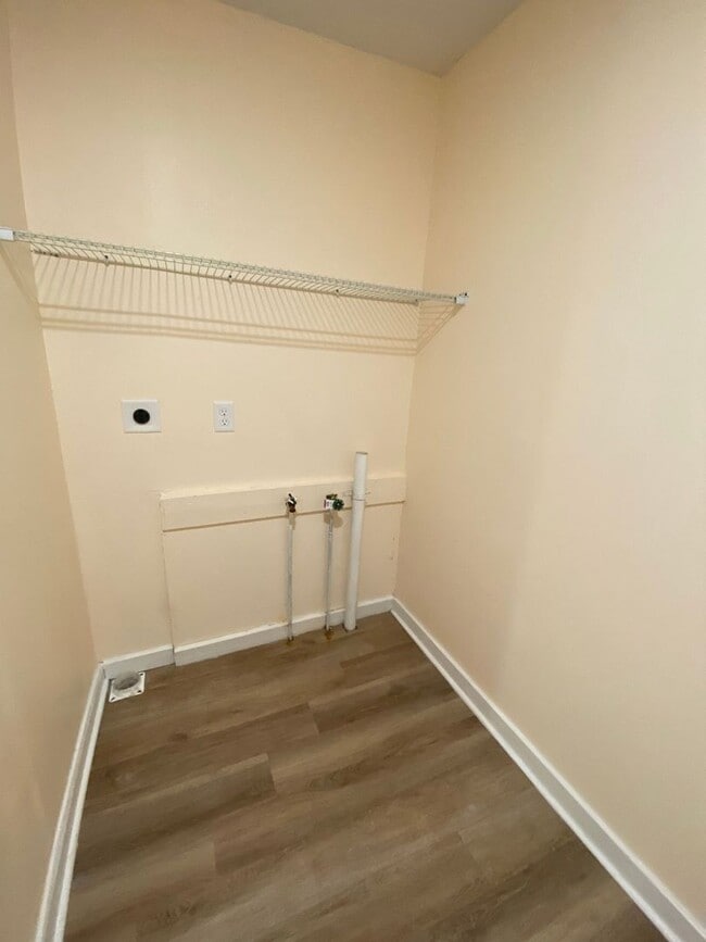 Building Photo - Charming 3Bed/2Ba Duplex Unit Conveniently...