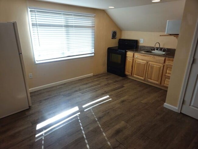Building Photo - Large Downtown Studio, walking distance to UNR and Downtown Reno