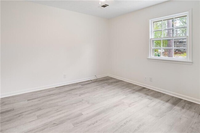 Building Photo - 4711 Nutmeg Way SW