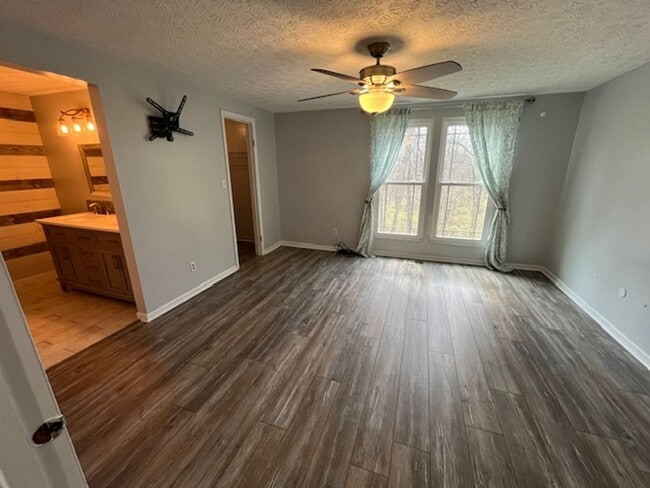 Building Photo - Beautifully remodeled 3 bedroom, 2.5 bath, 2 car garage