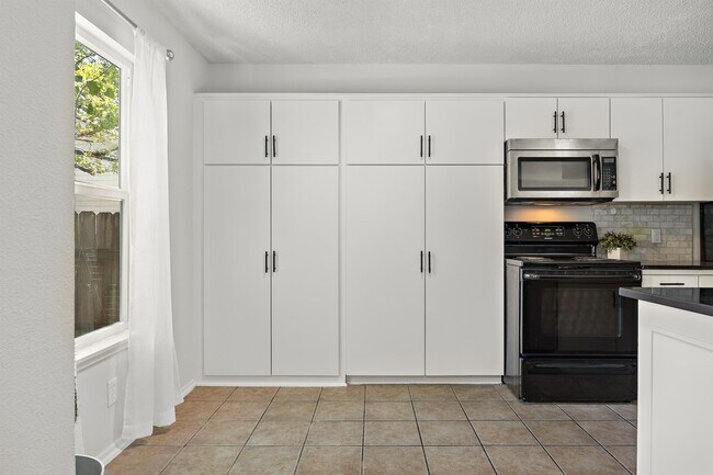 Building Photo - 907 E Oltorf St