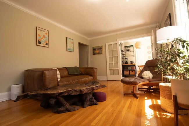 Building Photo - "Charming 1-Bedroom Retreat in the Heart of Seattle's Bustling Capitol Hill!"