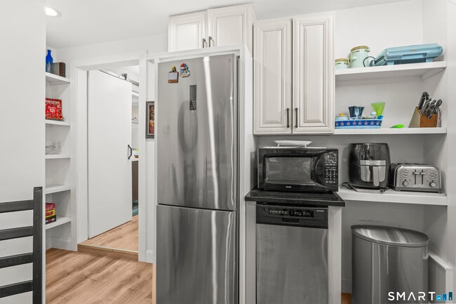 Building Photo - 801 Pequot Ave