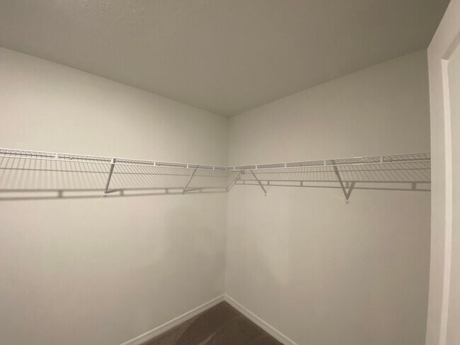 Building Photo - Great SW location 4/2/2 **WON'T LAST**