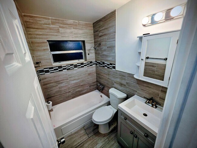 Building Photo - LC 13:22-24 SW 10th St