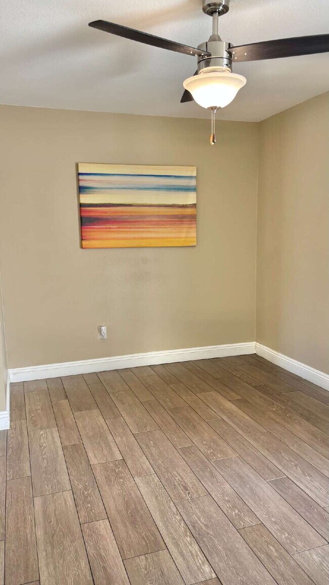 Building Photo - 2 Bedrooms Townhome Availble For Rent in I...