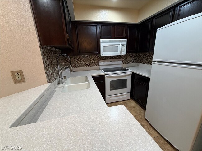 Building Photo - 2140 Pinetop Ln