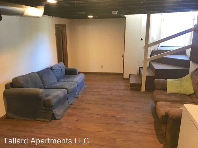 Building Photo - 8 br, 2 bath Apartment - 1129/31 Bowen Ct.
