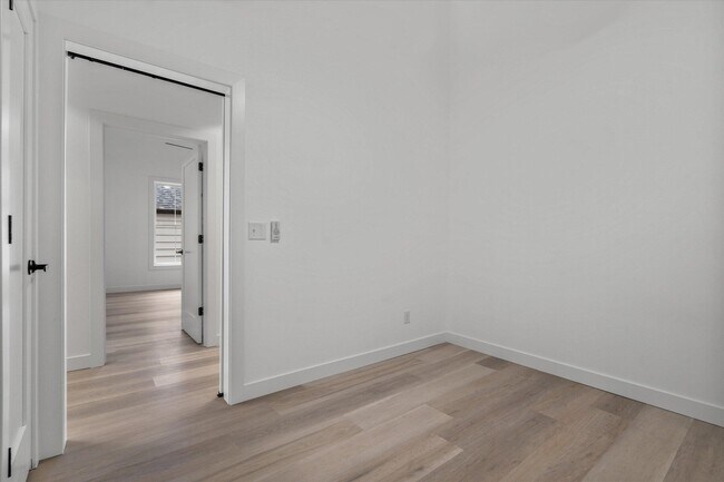 Building Photo - 308 Oak St