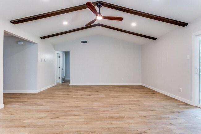Building Photo - 4825 Cloverdale Ln