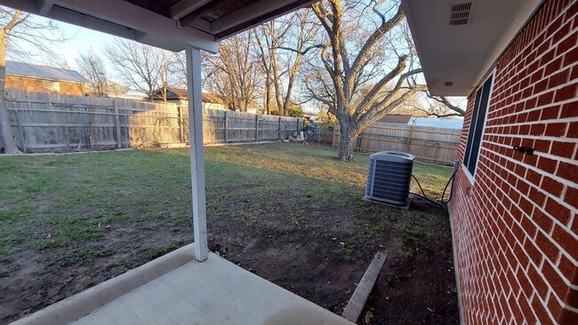 Building Photo - 707 Lewis Dr