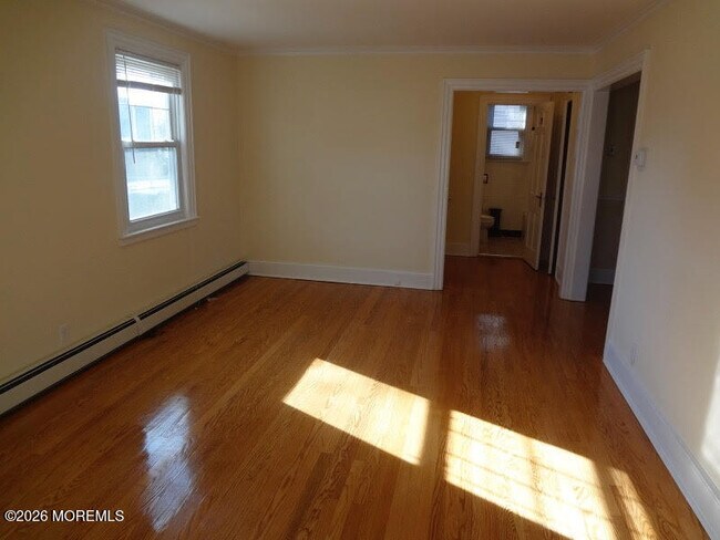 Building Photo - 1080 Pine Ave