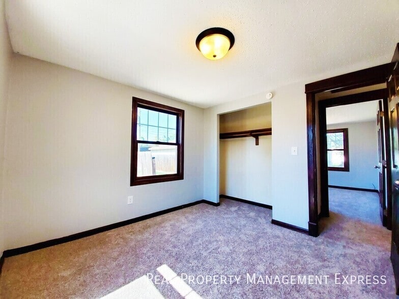 Building Photo - 4 Bed 2 Bath Home with Fenced Yard