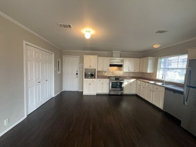 Building Photo - 2511 Kavasar Dr