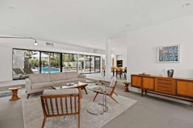 Building Photo - 5 bedroom 5 bath Available for Short Term ...