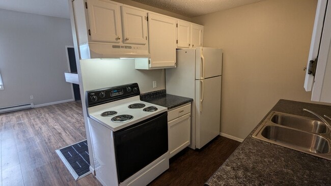Building Photo - 847 Kerns Dr NE