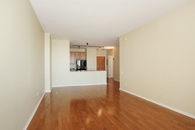 Building Photo - West Loop Beautiful 1b unit