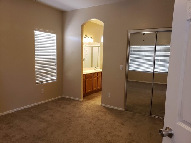 Building Photo - 44714 Alamendras St