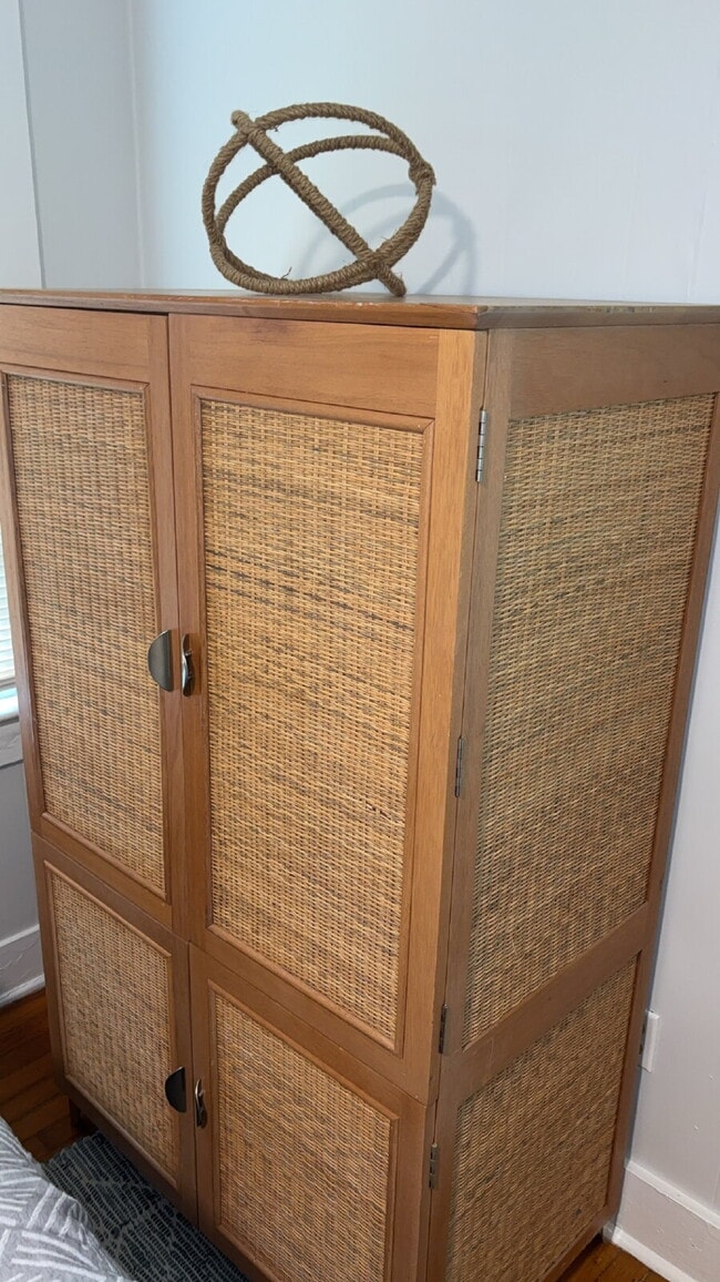 Building Photo - Furnished One Bed in Belhaven