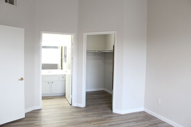 Building Photo - 2 BEDROOM 2 BATH CONDO IN NORTH LAS VEGAS