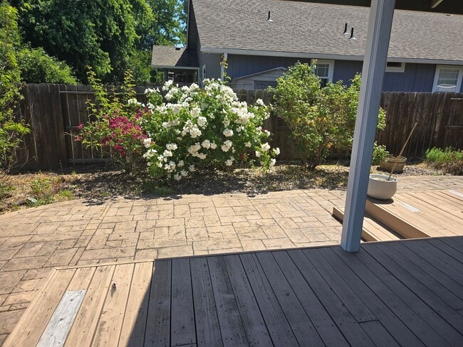 Building Photo - 3 bed 2 bath  Home for Rent in Grants Pass