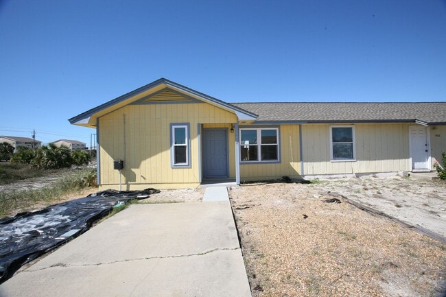 Building Photo - Beautifully updated 1 bedroom apartment within walking distance to the beach!