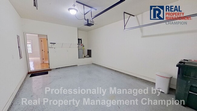 Building Photo - 3 BD/2.5 BA Townhouse w/Open Floorplan, Split Bedrooms and Garage