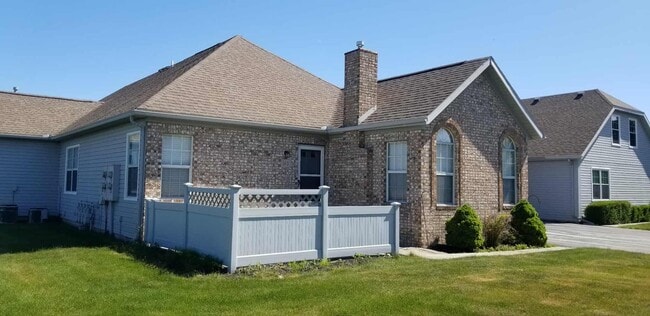 Building Photo - Two Bedroom Condo in BG
