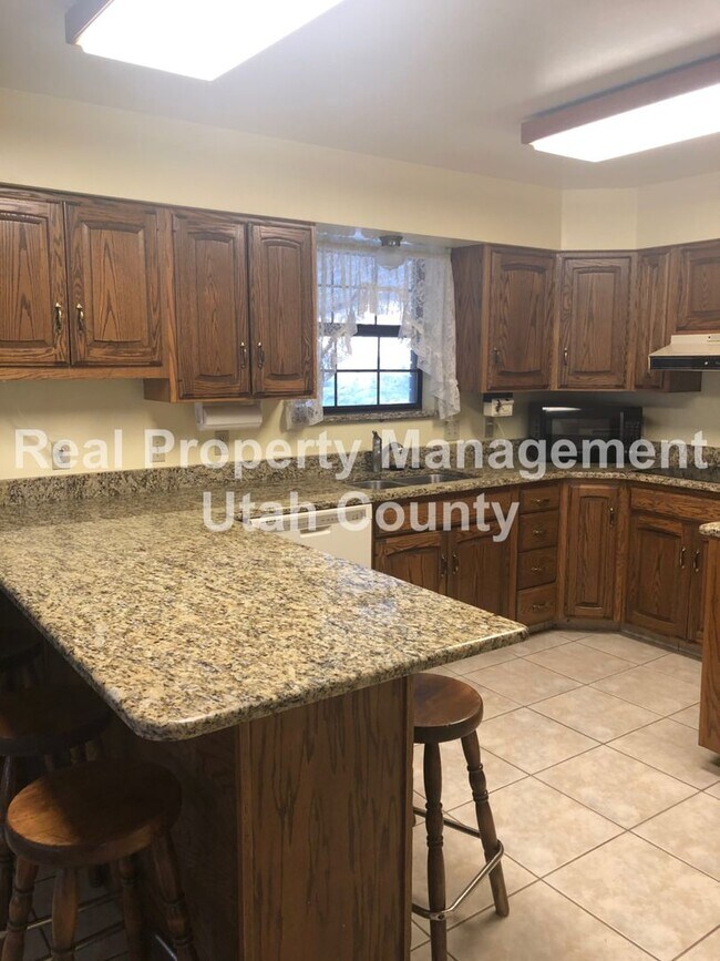 Building Photo - Spacious Lehi Home