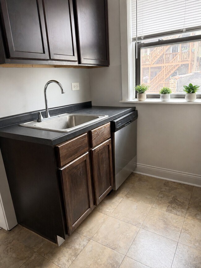 Building Photo - 1344 W Hood Ave