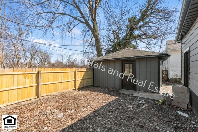 Building Photo - 2144 Edgehill Ave