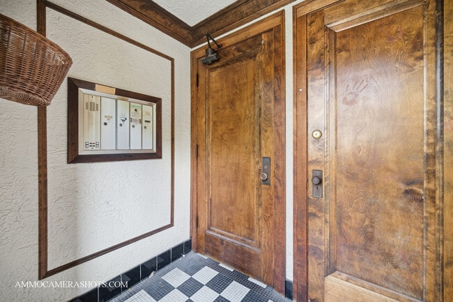 Building Photo - 2045 W Farragut Ave