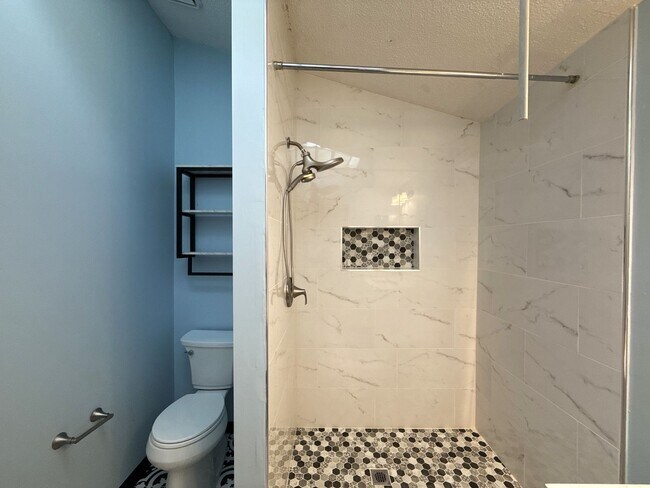 Building Photo - 3-Bedroom Home Close to Ballantyne!