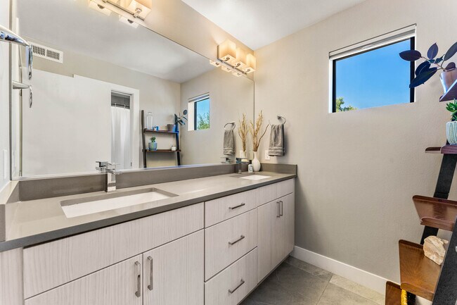 Building Photo - 1544 Utica St