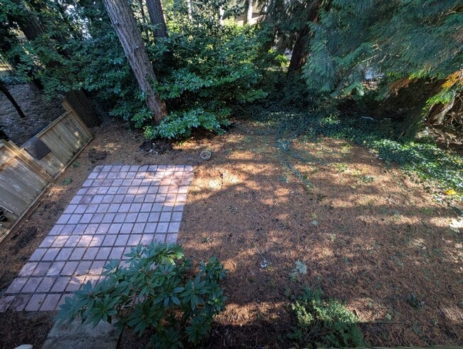 Building Photo - Large 3 Bedroom Corner Unit in The Heart of Gig Harbor! Available Now!