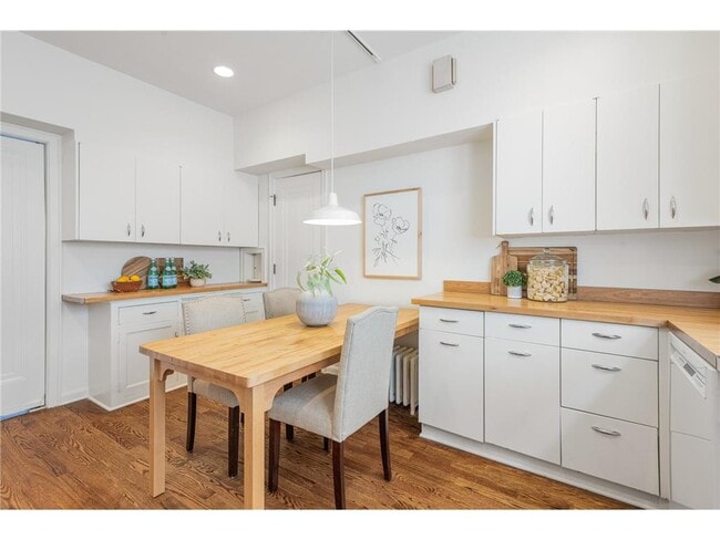 Building Photo - 1621 W 25th St