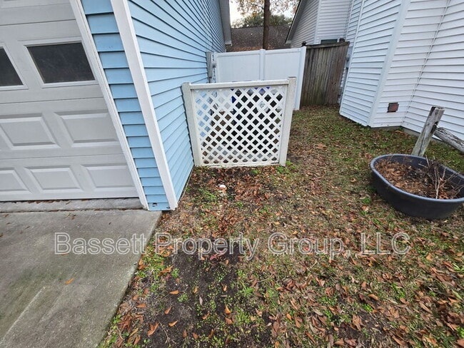 Building Photo - 1739 River Front Dr