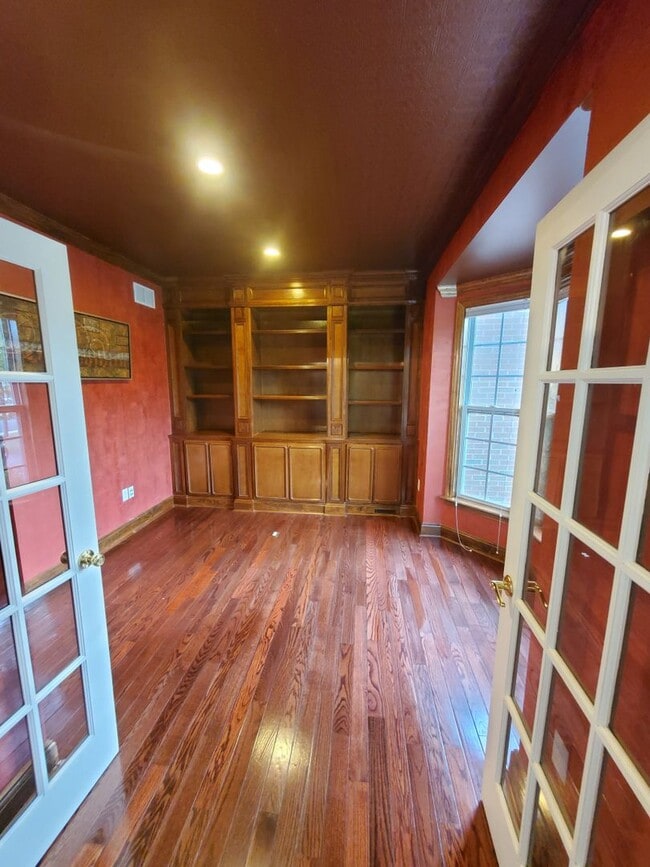 Building Photo - Beautiful, large home with finished baseme...