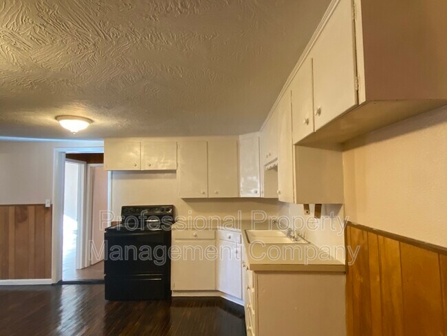 Building Photo - 916 S Clifton Ave