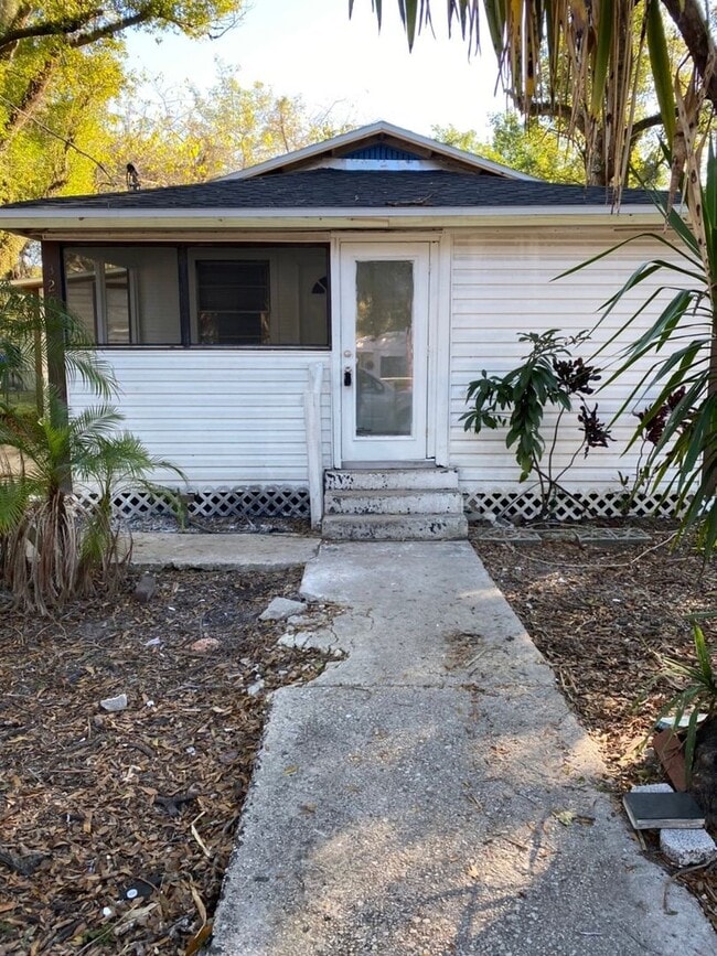 Building Photo - Move-in ready 4bed/1bath single family home!