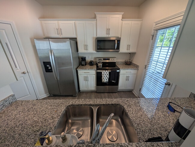 Building Photo - Room in Apartment on North Mills Rd