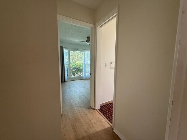 Building Photo - Large and bright condo in the Grossmont Vi...