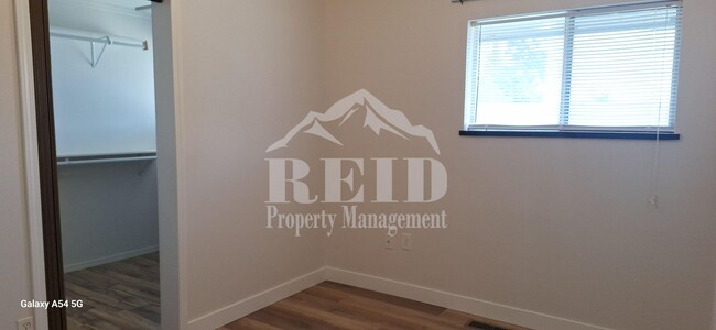 Building Photo - East Bremerton Rambler - 3 Bed 1 Bath with Garage and Carport Parking