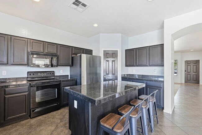 Building Photo - Moving in Special on OAC, 6bedroom 3bath Sparkling pool